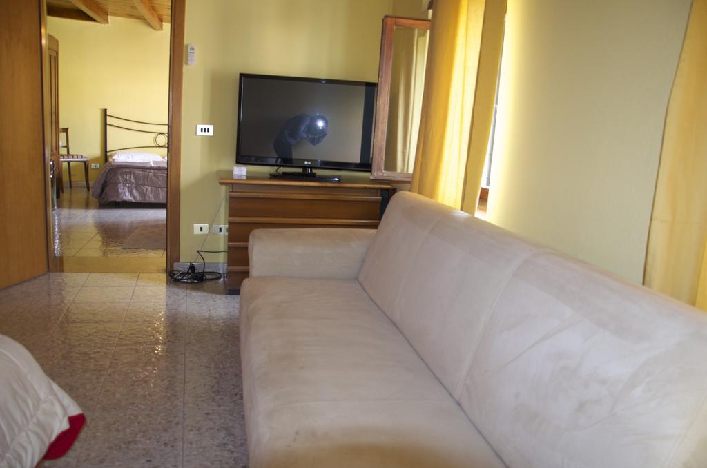 Locanda Al Centrale Caprino Veronese Kültér fotó